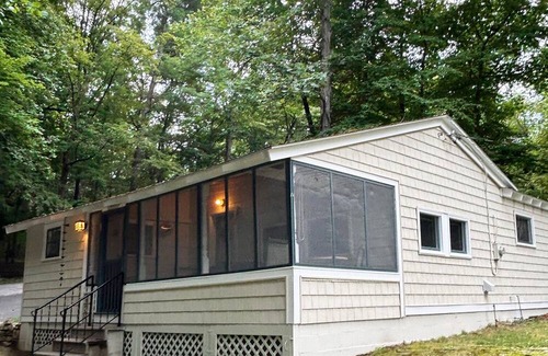 Warren County Cabaña | Charming 2-bedroom Lake George Cottage on East Side w/Wifi & AC