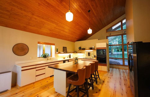 Lansing Casa | LNSNG VISTA I River + Trails