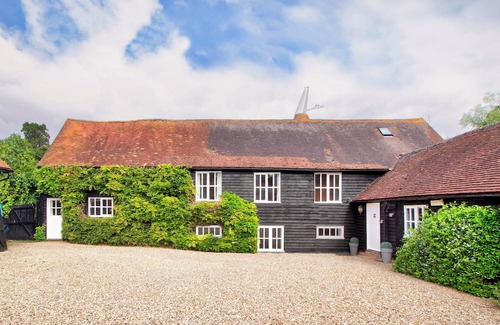 Leigh Casa | Pass the Keys | Beautiful rural barn