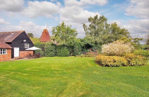 Leigh Casa | Pass the Keys | Beautiful rural barn