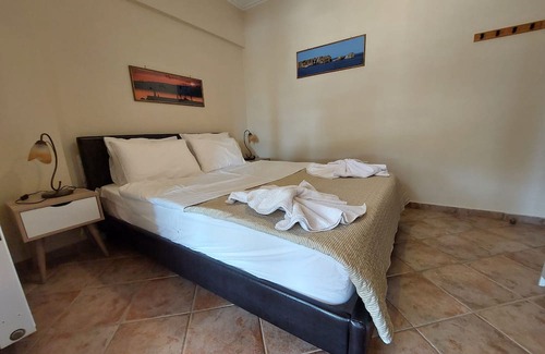 Pylos-Nestoras Casa | A comfortable and quiet guest house with a nice courtyard.