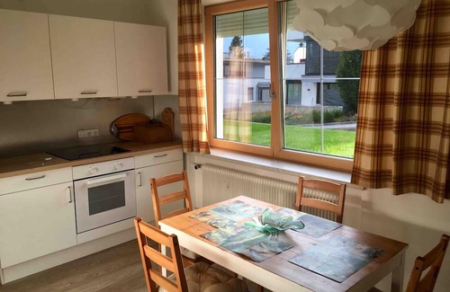 Arzl Apartamento | Apartment 'Sonnige Wohnung In Innsbruck-Arzl' with Mountain View, Private Terrace and Wi-Fi