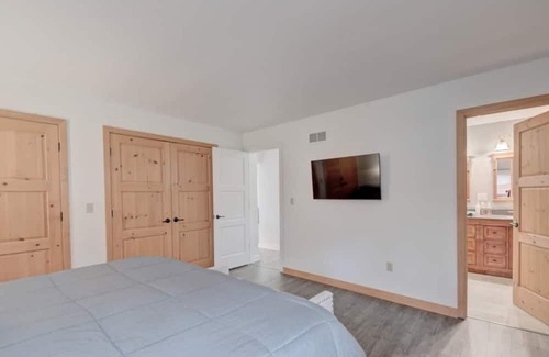 Campbellsport Cabina | NEW LISTING! Lakeview Cottage Retreat | Fire Pit | Grill