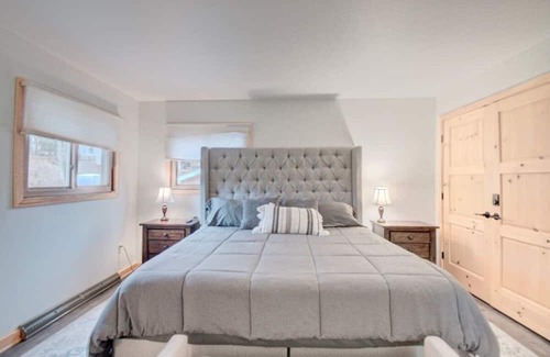 Campbellsport Cabina | NEW LISTING! Lakeview Cottage Retreat | Fire Pit | Grill