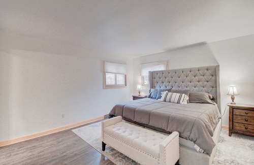 Campbellsport Cabina | NEW LISTING! Lakeview Cottage Retreat | Fire Pit | Grill