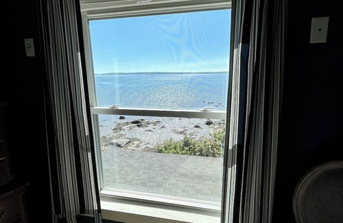 East Deering Cabaña | Welcome to The Villa! Charming oceanfront cottage right in Portland