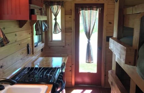 Dewy Rose Cabina | Cozy Tiny House near Athens, GA