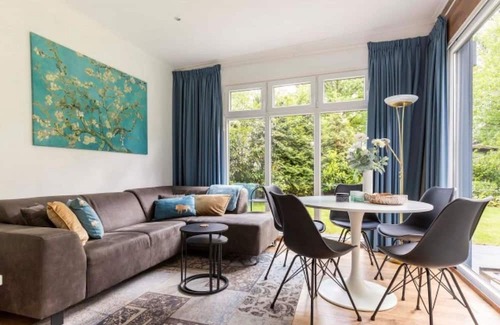 De Hooilanden Casa | The Veluwe Chalet offers a luxurious and comfortable vacation experience on a spacious plot with a private garden and excellent amenities.