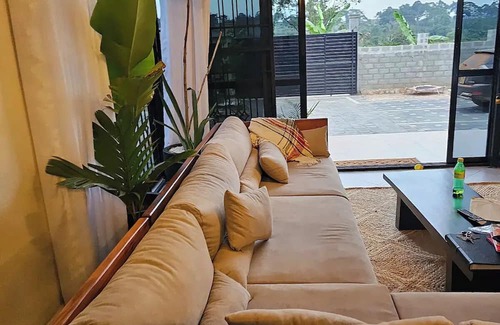 Entebbe Cama Y Desayuno | Love Nest Haven in Kampala