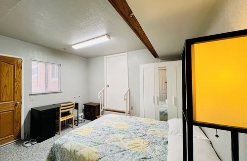 Lake Area Casa | Cozy room with private bathroom and separate entrance in Newark
