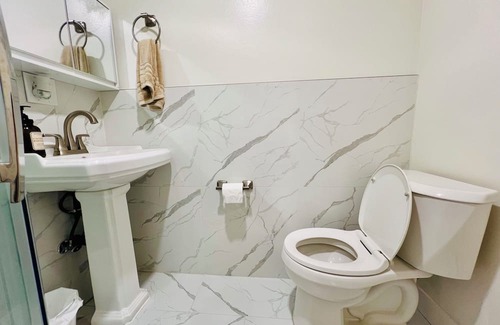 Lake Area Casa | Cozy room with private bathroom and separate entrance in Newark