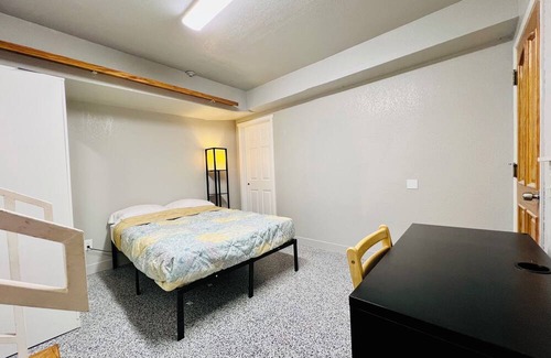 Lake Area Casa | Cozy room with private bathroom and separate entrance in Newark