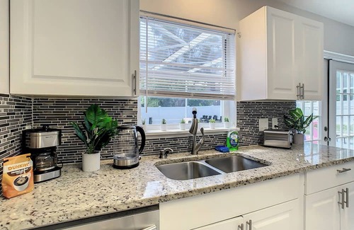 Deltona Lakes Casa | Large Home - Private Pool & Home Gym - Groups Welcome!n