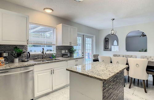 Deltona Lakes Casa | Large Home - Private Pool & Home Gym - Groups Welcome!n
