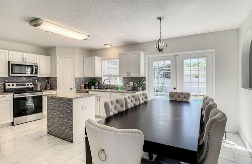 Deltona Lakes Casa | Large Home - Private Pool & Home Gym - Groups Welcome!n