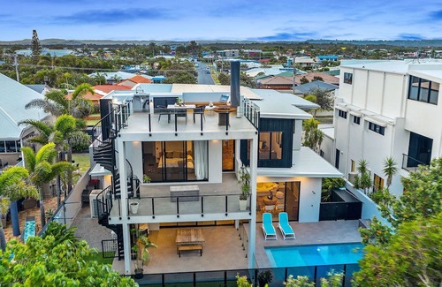 Warana Casa | Luxurious Waterfront Home