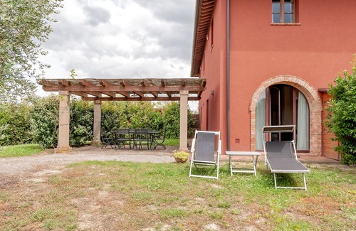 Toiano Apartamento | Apartment 'La Colonica IV' with Shared Pool, Private Garden and Wi-Fi
