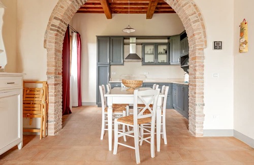 Toiano Apartamento | Apartment 'La Colonica IV' with Shared Pool, Private Garden and Wi-Fi