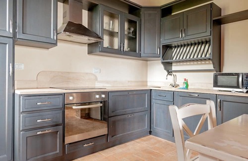 Toiano Apartamento | Apartment 'La Colonica IV' with Shared Pool, Private Garden and Wi-Fi