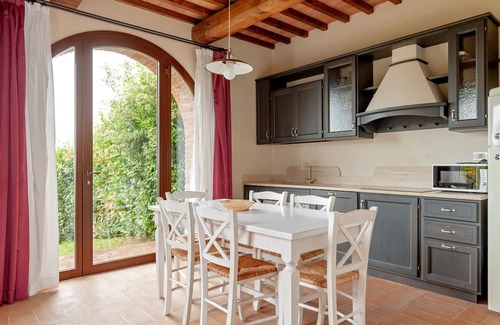 Toiano Apartamento | Apartment 'La Caciaia' with Shared Pool, Private Garden and Wi-Fi