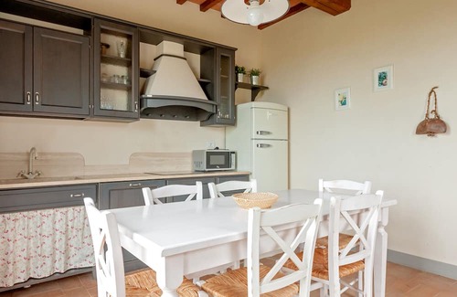 Toiano Apartamento | Apartment 'La Caciaia' with Shared Pool, Private Garden and Wi-Fi