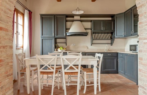 Toiano Apartamento | Apartment 'Villa Colonica III' with Shared Pool, Private Garden and Wi-Fi