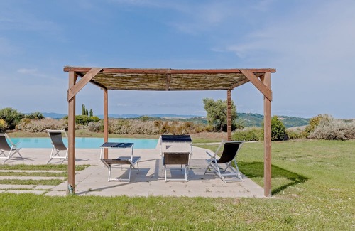 Toiano Apartamento | Apartment 'La Caciaia II' with Shared Pool, Private Garden and Wi-Fi