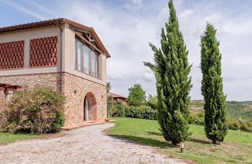 Toiano Apartamento | Apartment 'Il Fienile I' with Shared Pool, Private Garden and Wi-Fi