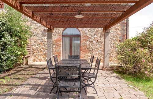 Toiano Apartamento | Apartment 'Il Fienile I' with Shared Pool, Private Garden and Wi-Fi
