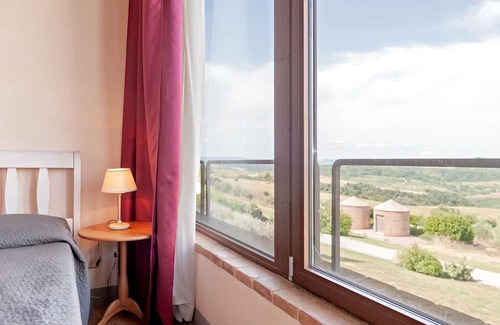 Toiano Apartamento | Apartment 'Il Fienile II' with Shared Pool, Private Garden and Wi-Fi
