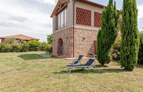 Toiano Apartamento | Apartment 'Il Fienile II' with Shared Pool, Private Garden and Wi-Fi