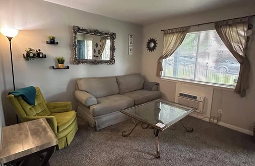 Riverview Apartamento | Charming One Bedroom KCK Apartment - Cold AC - WiFi - Clean & Affordable!