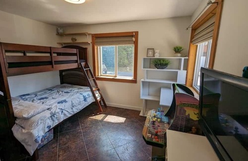 Tofino Cabina | Beautiful Tofino Cabin with Hot Tub 5 minutes from Chesterman & Mackenzie Beach!