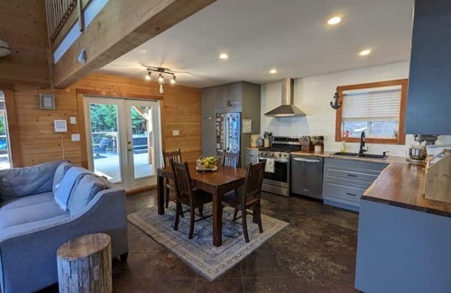 Tofino Cabina | Beautiful Tofino Cabin with Hot Tub 5 minutes from Chesterman & Mackenzie Beach!