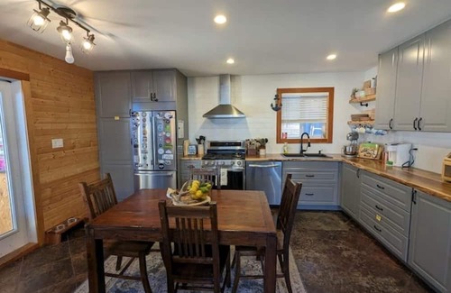 Tofino Cabina | Beautiful Tofino Cabin with Hot Tub 5 minutes from Chesterman & Mackenzie Beach!
