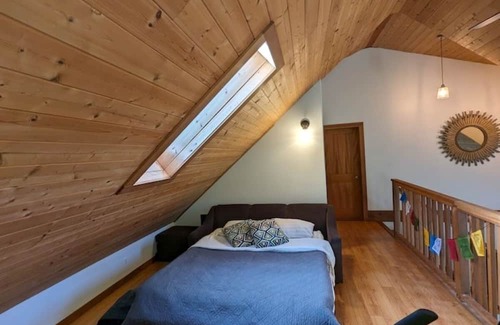Tofino Cabina | Beautiful Tofino Cabin with Hot Tub 5 minutes from Chesterman & Mackenzie Beach!