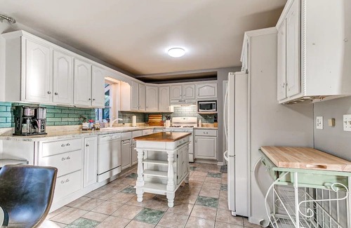 Ames Casa | NEW LISTING! Family-Friendly Retreat: Cozy & Spacious Haven by RedAwning