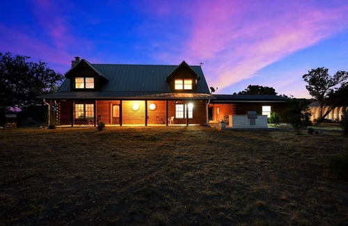 Burnet Cabina | EHAD RANCH 3-bedroom cabin in the Hill Country of Texas
