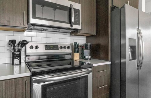 Richmond Apartamento | Barsala l Spacious 1BD with access to pool with an expansive deck