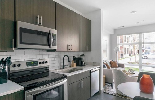 Richmond Apartamento | Barsala l Fully furnished studio close to Richmond's Arts District