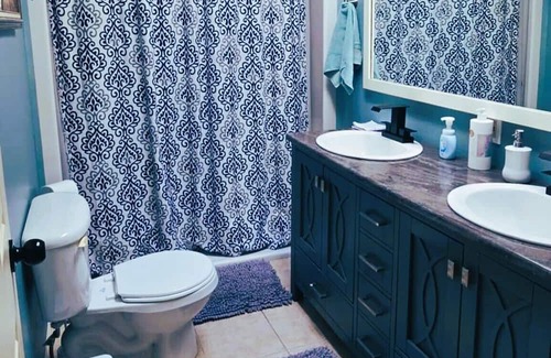 Parker Cove Casa | Terrific house in Vernon w! WiFi, Netflix & Prime. 5 mins. dtive to Fintry Lake.