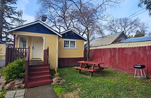 Lakeport Cabina | Cabin with 1 Queen bed & 2 Doubles /Kitchen