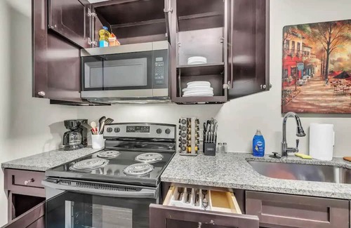 Waldron Apartamento | Modern Industrial Loft Near Airport High-SpeedWiFi