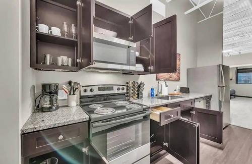 Waldron Apartamento | Modern Industrial Loft Near Airport High-SpeedWiFi