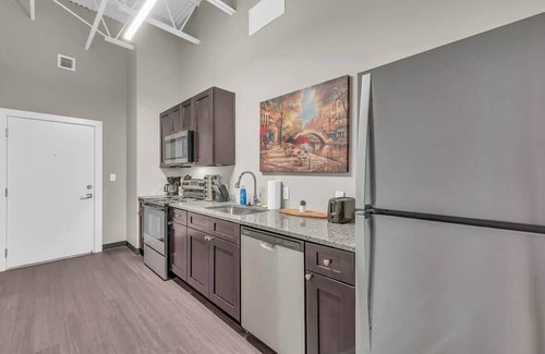Waldron Apartamento | Modern Industrial Loft Near Airport High-SpeedWiFi