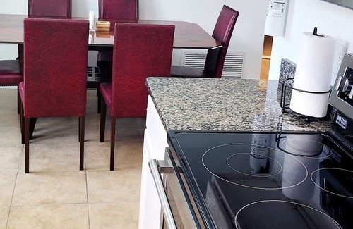 Northwest Orlando Casa | Spacious home with extra large pool, water falls and centraly located.nn