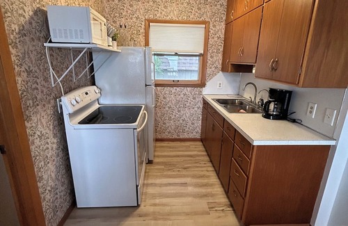 Villard Cabina | Cozy, pet friendly 2-bedroom cabin on beautiful lake Amelia.