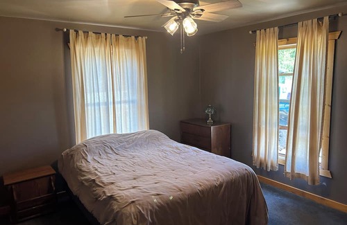 Hannibal Cabina | Cozy 2 bedroom plus sleeping loft cabin in delightful Gilman with AC, WiFi