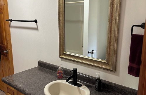 Hannibal Cabina | Cozy 2 bedroom plus sleeping loft cabin in delightful Gilman with AC, WiFi