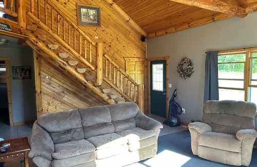 Hannibal Cabina | Cozy 2 bedroom plus sleeping loft cabin in delightful Gilman with AC, WiFi